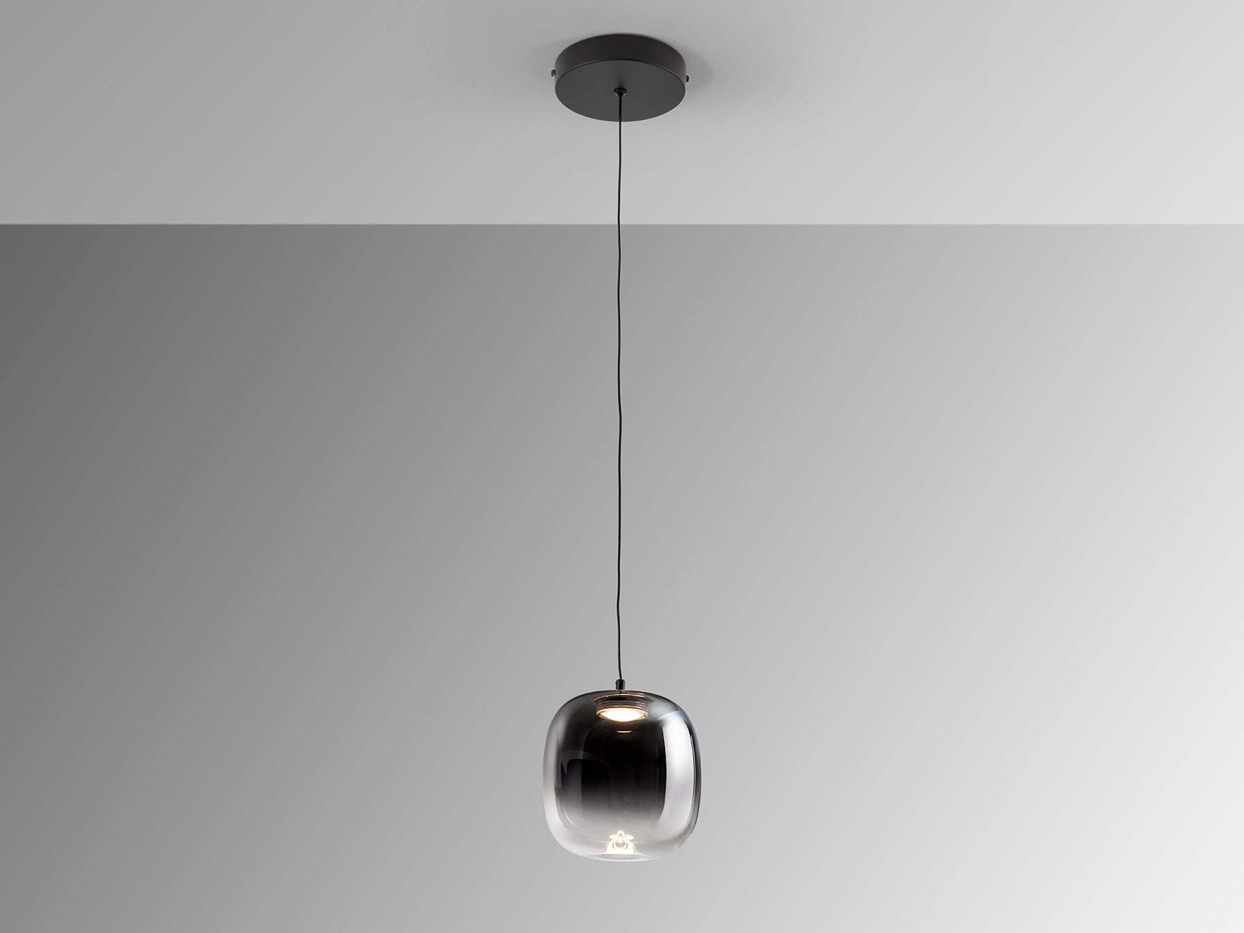 Lámpara colgante ONICE negro-smoke de cristal y metal, diseño minimalista y moderno de Schuller, ideal para salón.