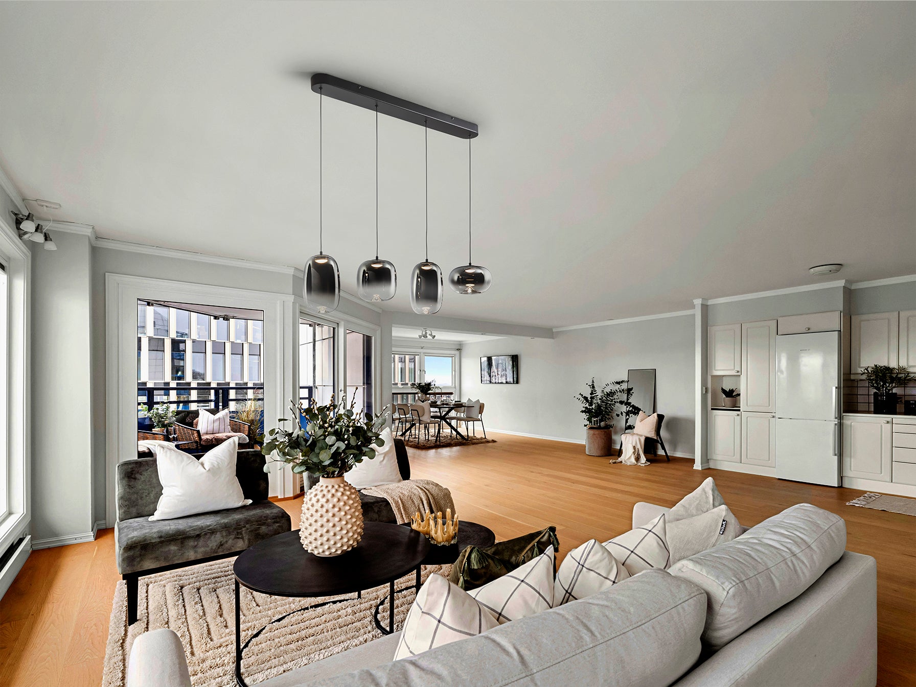 Lámpara de techo ONICE negro smoke de Schuller para comedor moderno. Diseño contemporáneo con cristal gris smoke, ideal para salón o recibidor. Iluminación industrial en metal negro, modelo 314329.