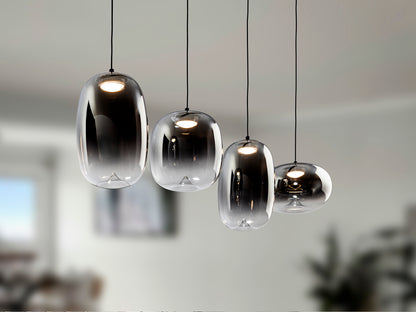 Lámpara de techo ONICE negro smoke de Schuller para comedor, salón o recibidor. Diseño moderno y contemporáneo con cristal gris smoke y detalles industriales en metal negro. Lámpara colgante ideal para iluminación y decoración.