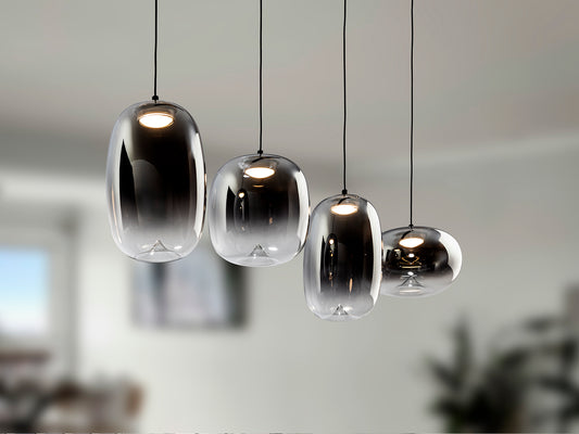 Lámpara de techo ONICE negro smoke de Schuller para comedor, salón o recibidor. Diseño moderno y contemporáneo con cristal gris smoke y detalles industriales en metal negro. Lámpara colgante ideal para iluminación y decoración.