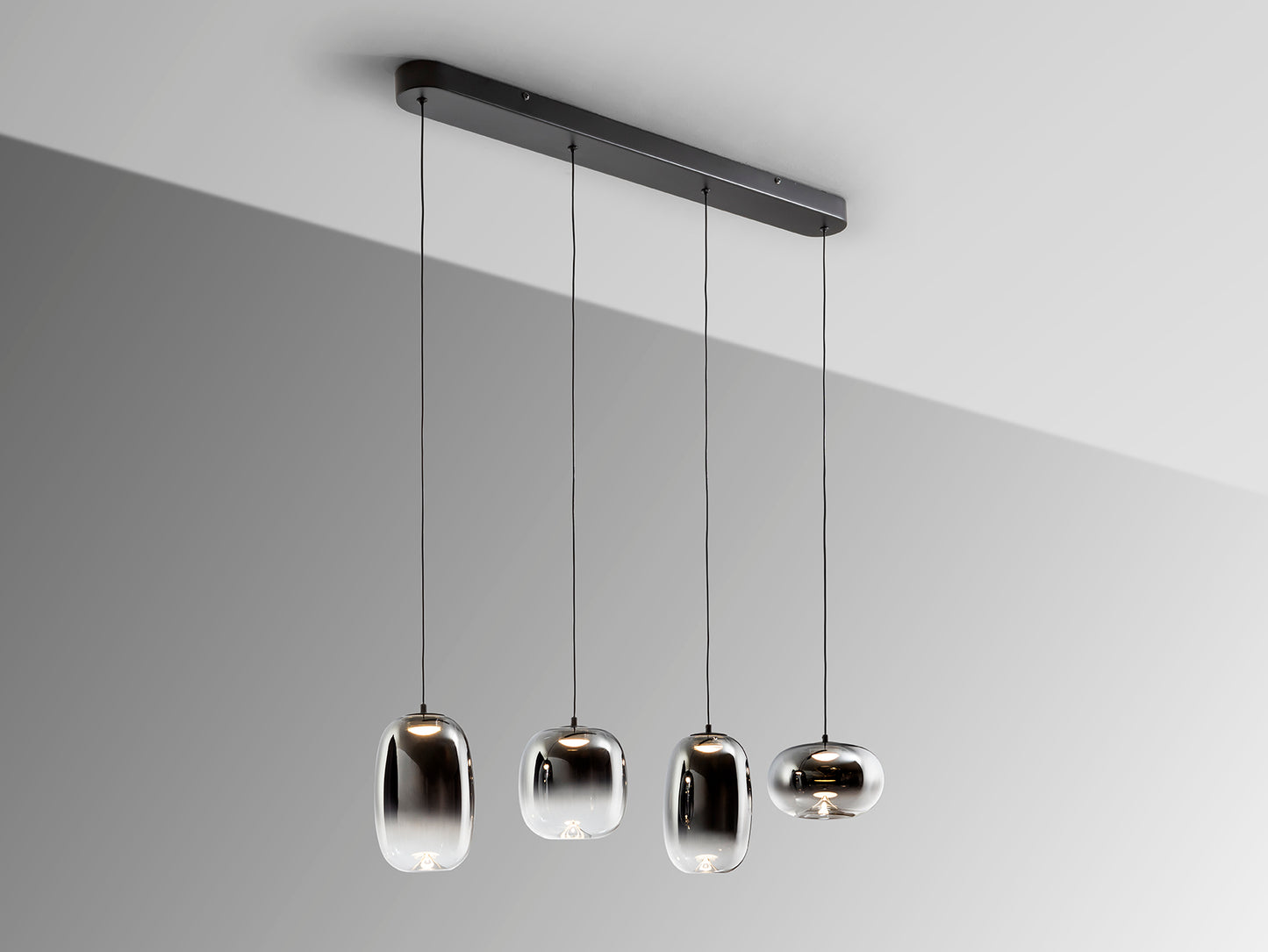 Lámpara de techo ONICE negra smoke de Schuller (314329) - Diseño moderno con cristal gris, ideal para comedor, salón o recibidor. Estilo contemporáneo e industrial.