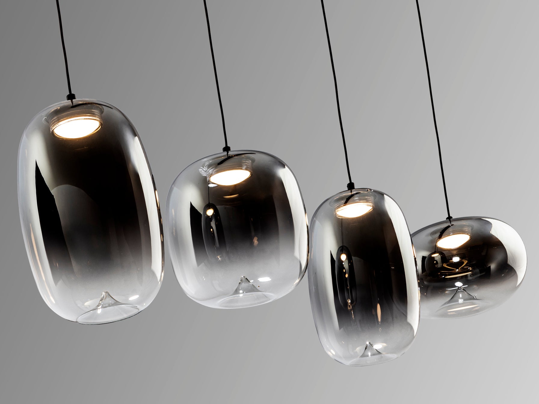 Lámpara de techo ONICE negro smoke de Schuller (314329) en comedor moderno. Lámpara colgante industrial con cristal gris smoke y detalles metálicos negros para salón y recibidor.