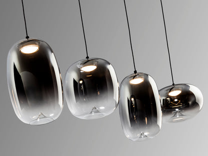 Lámpara de techo ONICE negro smoke de Schuller (314329) en comedor moderno. Lámpara colgante industrial con cristal gris smoke y detalles metálicos negros para salón y recibidor.