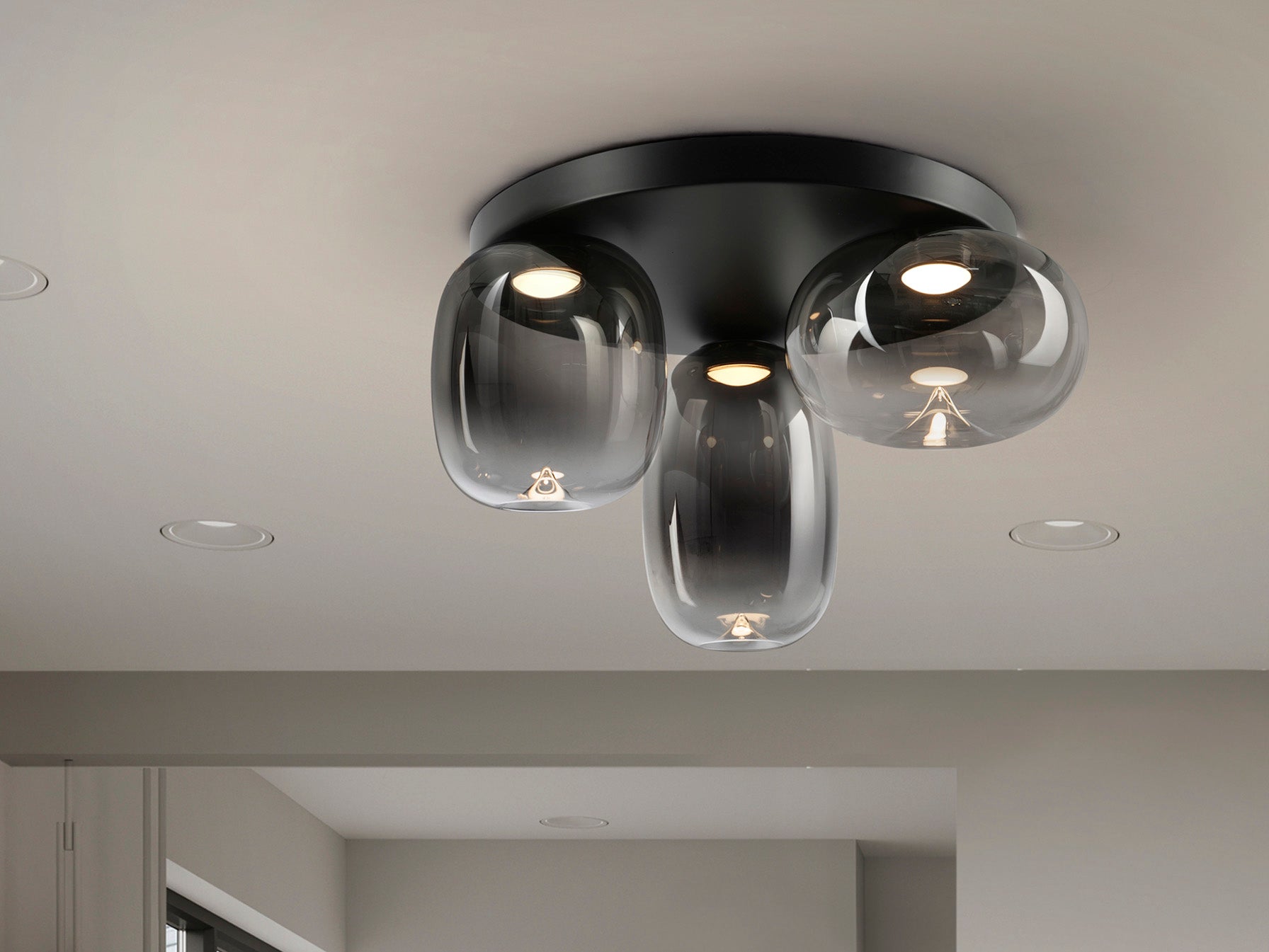 Plafón de techo Onice 3 luces negro y gris smoke, diseño moderno e industrial con LED integrado, fabricado en metal y cristal por Schuller.