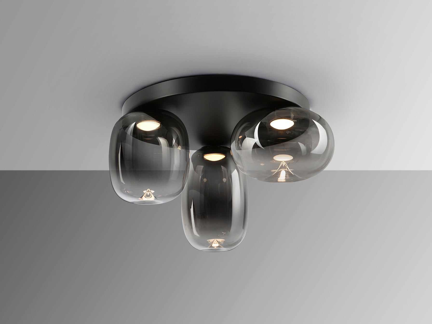 Plafón de techo Onice 3 luces negro y gris smoke, diseño moderno e industrial con LED integrado. Fabricado en metal y cristal, ideal para iluminación elegante. Producto Schuller.