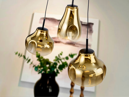 Lámpara de techo Aledis 3L negro-dorado de Schuller en comedor moderno con detalles de cristal y metal, ideal para salón.