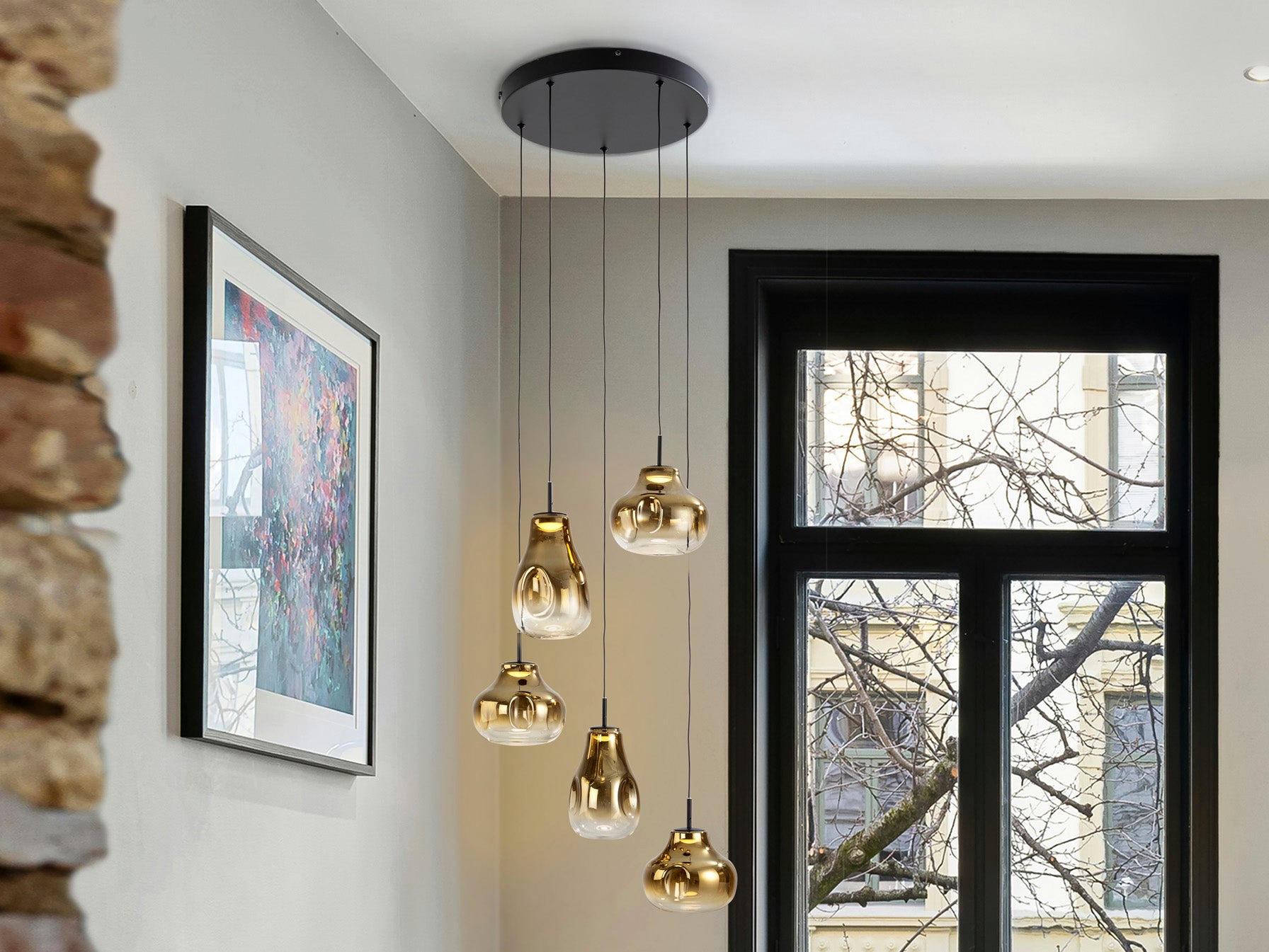 Lámpara de techo Aledis 5 luces negro-dorado de Schuller, moderna y regulable en altura, con detalles en cristal, ideal para salón.