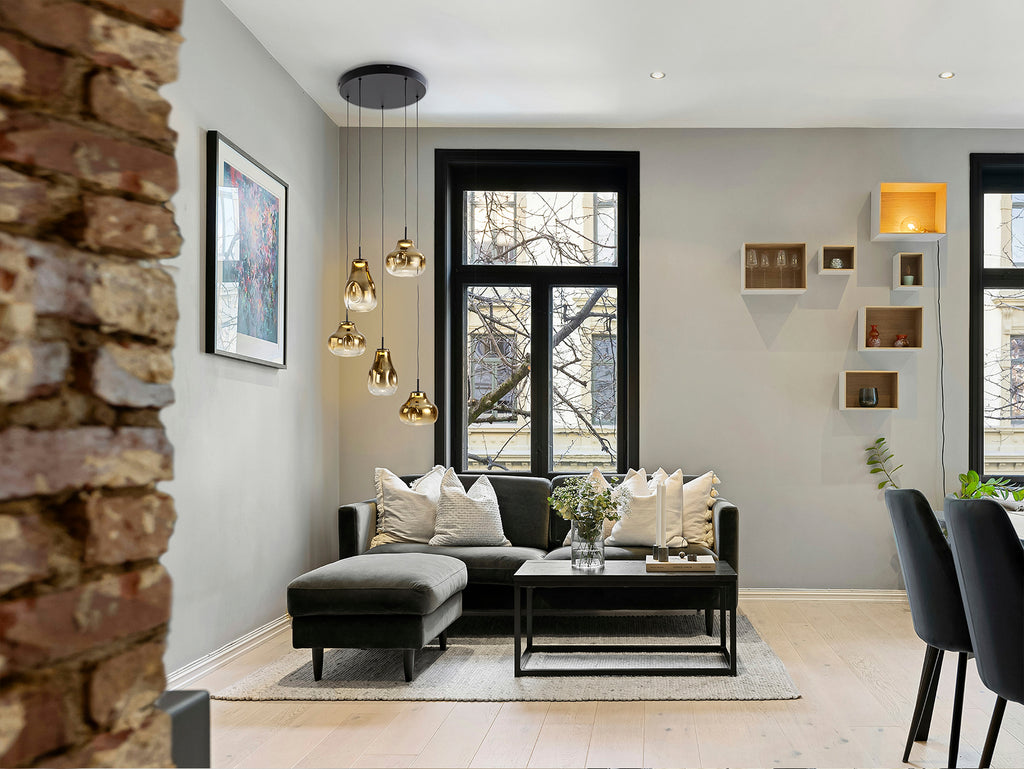 Lámpara de techo Aledis 5 luces negro-dorado de Schuller en salón moderno, regulable en altura, con detalles en cristal y metal. Modelo 314862.