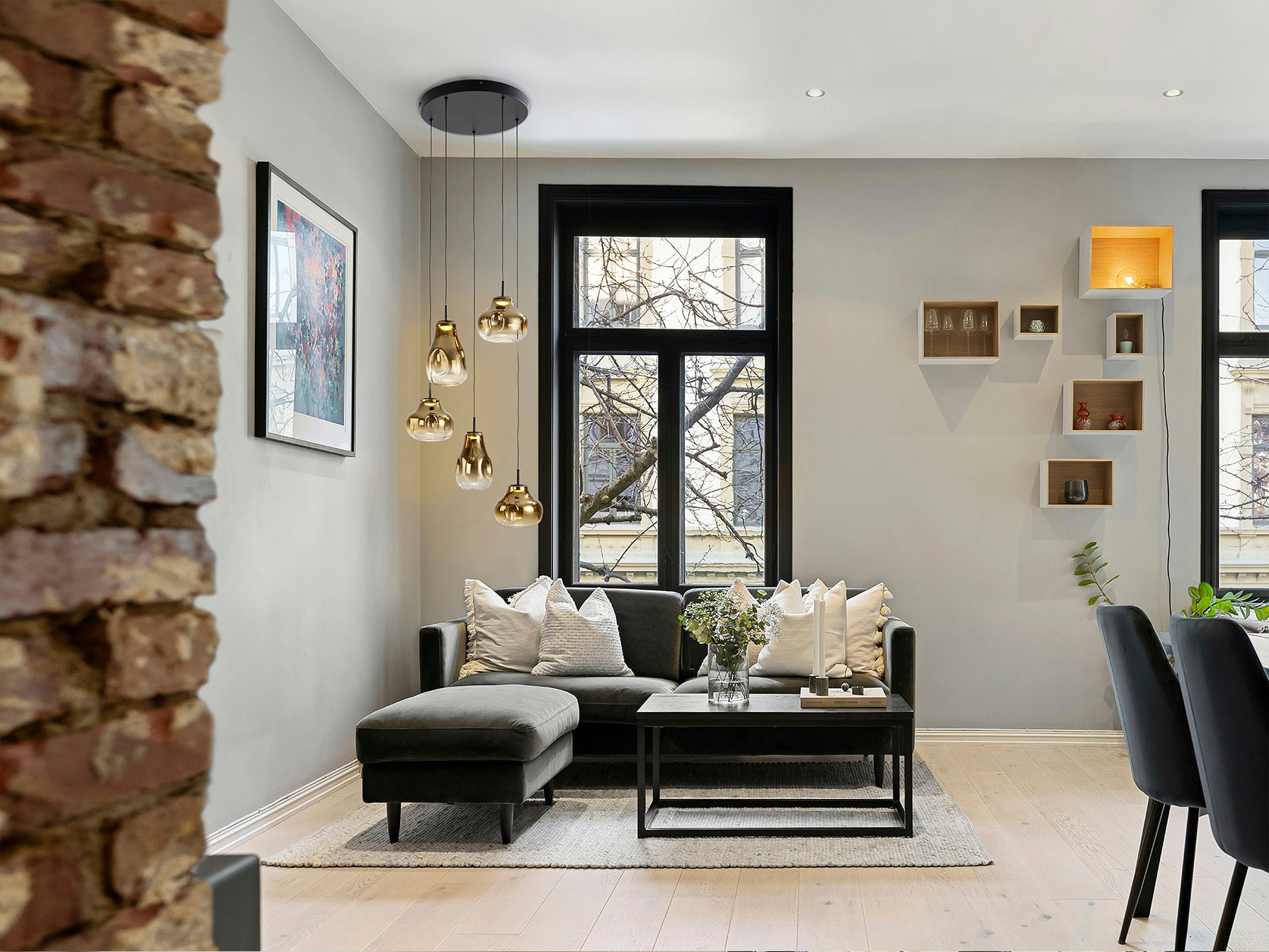 Lámpara de techo Aledis 5 luces negro-dorado de Schuller en salón moderno, regulable en altura, con detalles en cristal y metal. Modelo 314862.