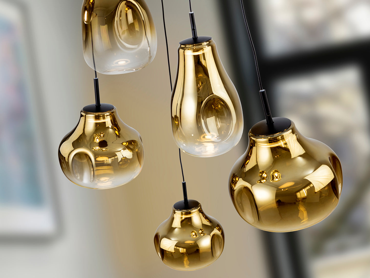 Lámpara de techo Aledis 5 luces negro y dorado de Schuller, diseño moderno con detalles de cristal, ideal para salón. Regulable en altura. Modelo 314862.