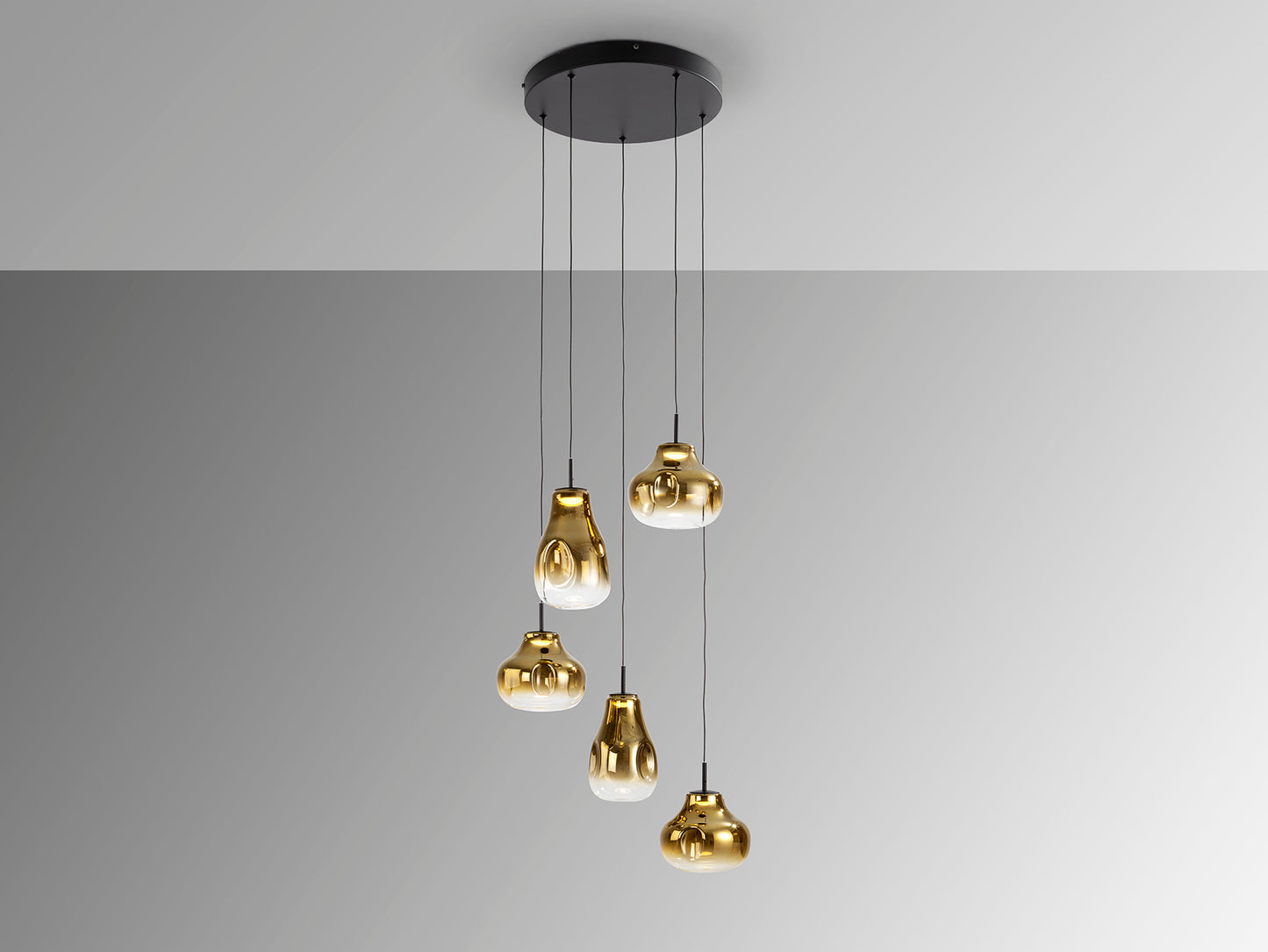 Lámpara de techo Aledis 5 luces negro-dorado de Schuller en salón moderno con detalles de cristal, regulable en altura, ideal para iluminación decorativa.