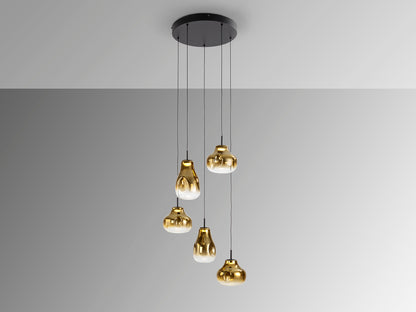 Lámpara de techo Aledis 5 luces negro-dorado de Schuller en salón moderno con detalles de cristal, regulable en altura, ideal para iluminación decorativa.