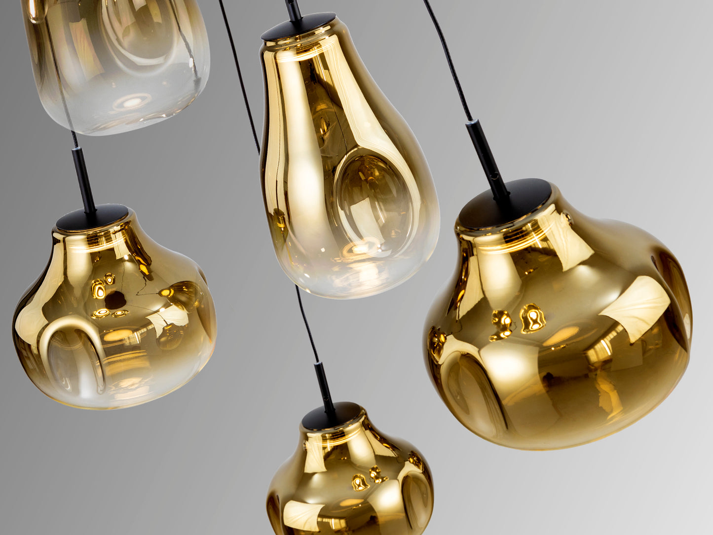 Lámpara de techo Aledis 5 luces negro-dorado de Schuller en salón moderno, regulable en altura, con detalles de cristal y metal.