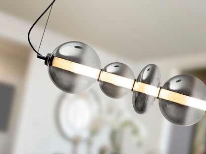 Lámpara colgante Gladis negro smoke de Schuller en comedor moderno, cristal y metal. Iluminación elegante para salón. Modelo 314978.