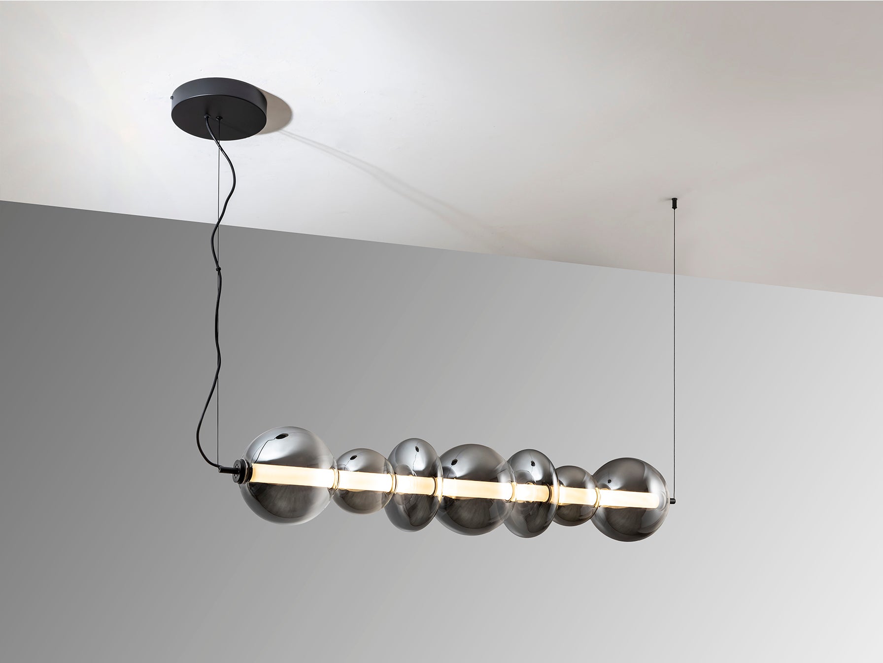 Lámpara colgante Gladis negro smoke de Schuller en comedor moderno, cristal y metal, ideal para salón. Modelo 314978.