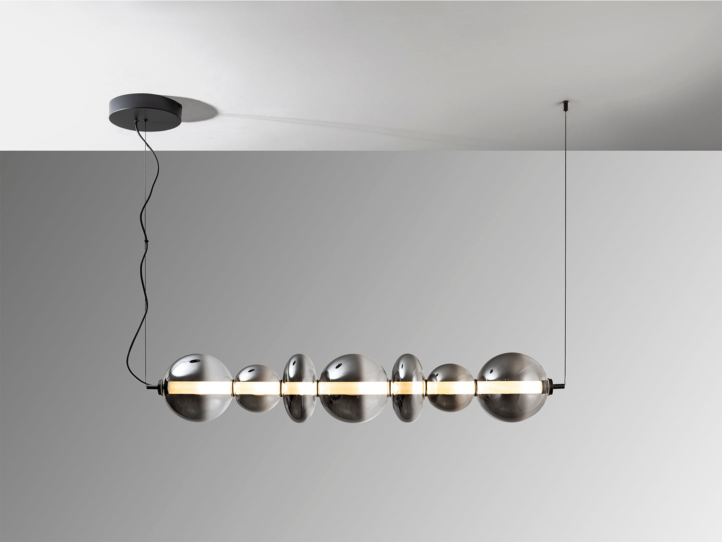 Lámpara colgante Gladis negra smoke para comedor o salón, de metal y cristal, diseño moderno de Schuller (314978).