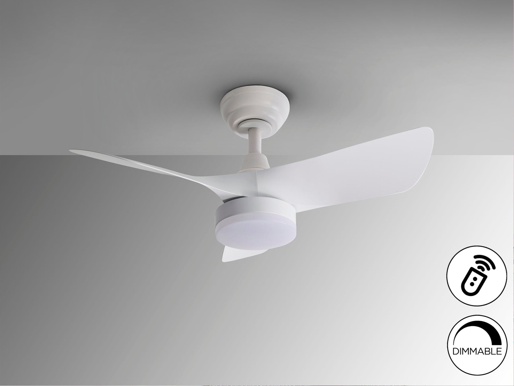 Ventilador de techo Tropic blanco mate con luz LED dimable, diseño moderno y minimalista ideal para dormitorio y salón. Motor DC eficiente. Marca Schuller.