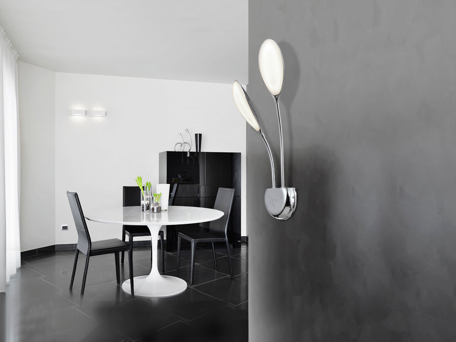 Aplique de pared LED Lucila cromado para dormitorio, pasillo o recibidor. Diseño moderno y minimalista de Schuller, con luz neutra (4000K). Fabricado en aluminio, metal y policarbonato opal. Modelo 324190.