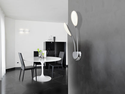 Aplique de pared LED Lucila cromado para dormitorio, pasillo o recibidor. Diseño moderno y minimalista de Schuller, con luz neutra (4000K). Fabricado en aluminio, metal y policarbonato opal. Modelo 324190.