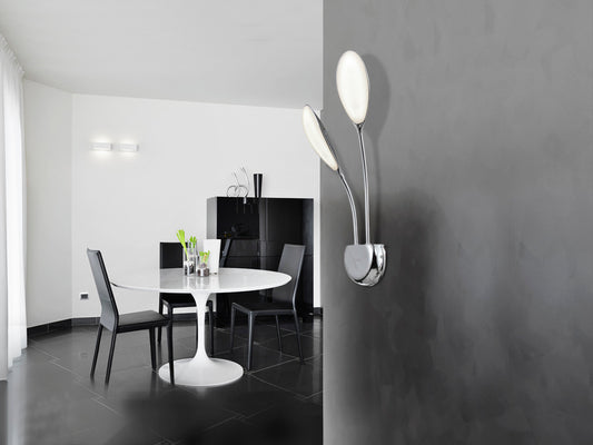 Aplique de pared LED Lucila cromado para dormitorio, pasillo o recibidor. Diseño moderno y minimalista de Schuller, con luz neutra (4000K). Fabricado en aluminio, metal y policarbonato opal. Modelo 324190.