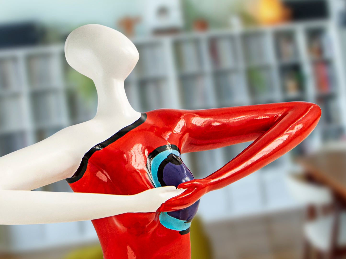 Figura decorativa Femme mediana multicolor de resina estilo pop art, ideal para la decoración moderna del salón. Escultura original Schuller, modelo 326191.