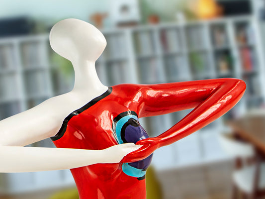 Figura decorativa Femme mediana multicolor de resina estilo pop art, ideal para la decoración moderna del salón. Escultura original Schuller, modelo 326191.