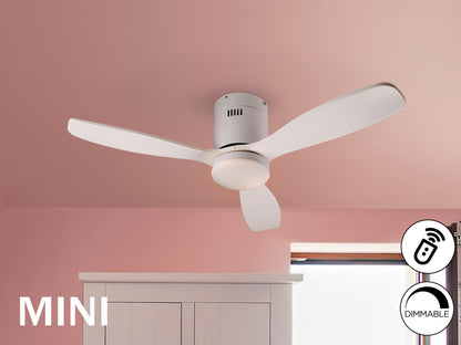 Ventilador de techo Siroco Mini blanco Schuller en salón moderno con aspas de madera, motor DC y luz regulable.