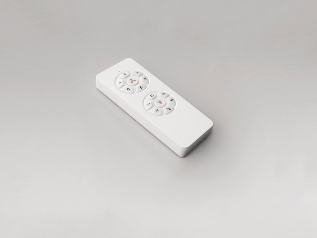 Ventilador de techo Siroco D132 Dim Blanco Schuller con aspas de madera, luz LED y cristal opal, ideal para iluminar y refrescar espacios. Cuenta con 6 velocidades, motor DC, función dimable, temporizador y un diseño moderno. Modelo 329583D.