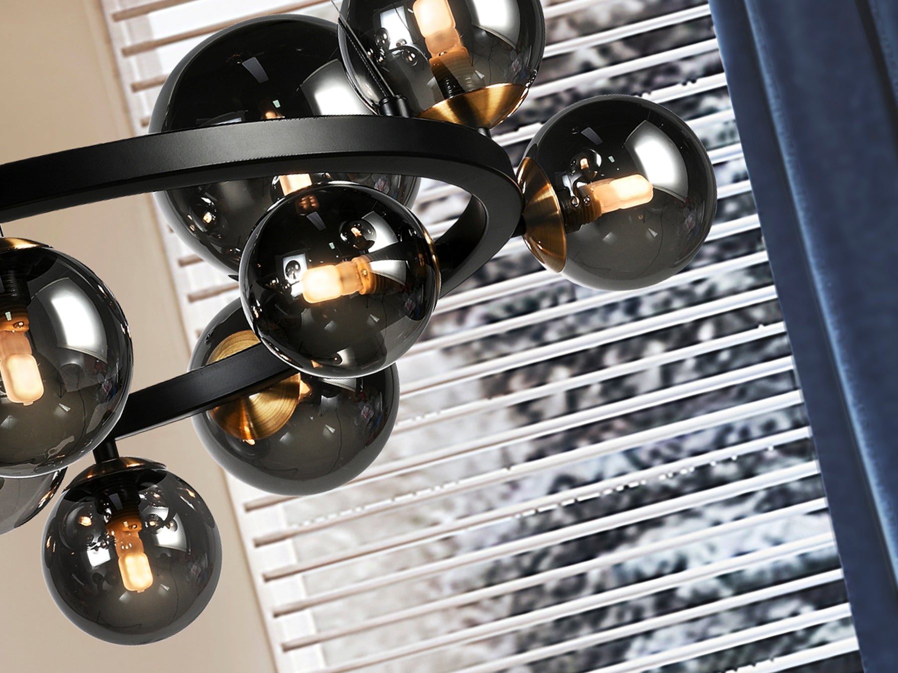 Lámpara de techo Astros negro y gris de Schuller para comedor o salón, con diseño moderno en metal, cristal gris espejado. Modelo 329613.