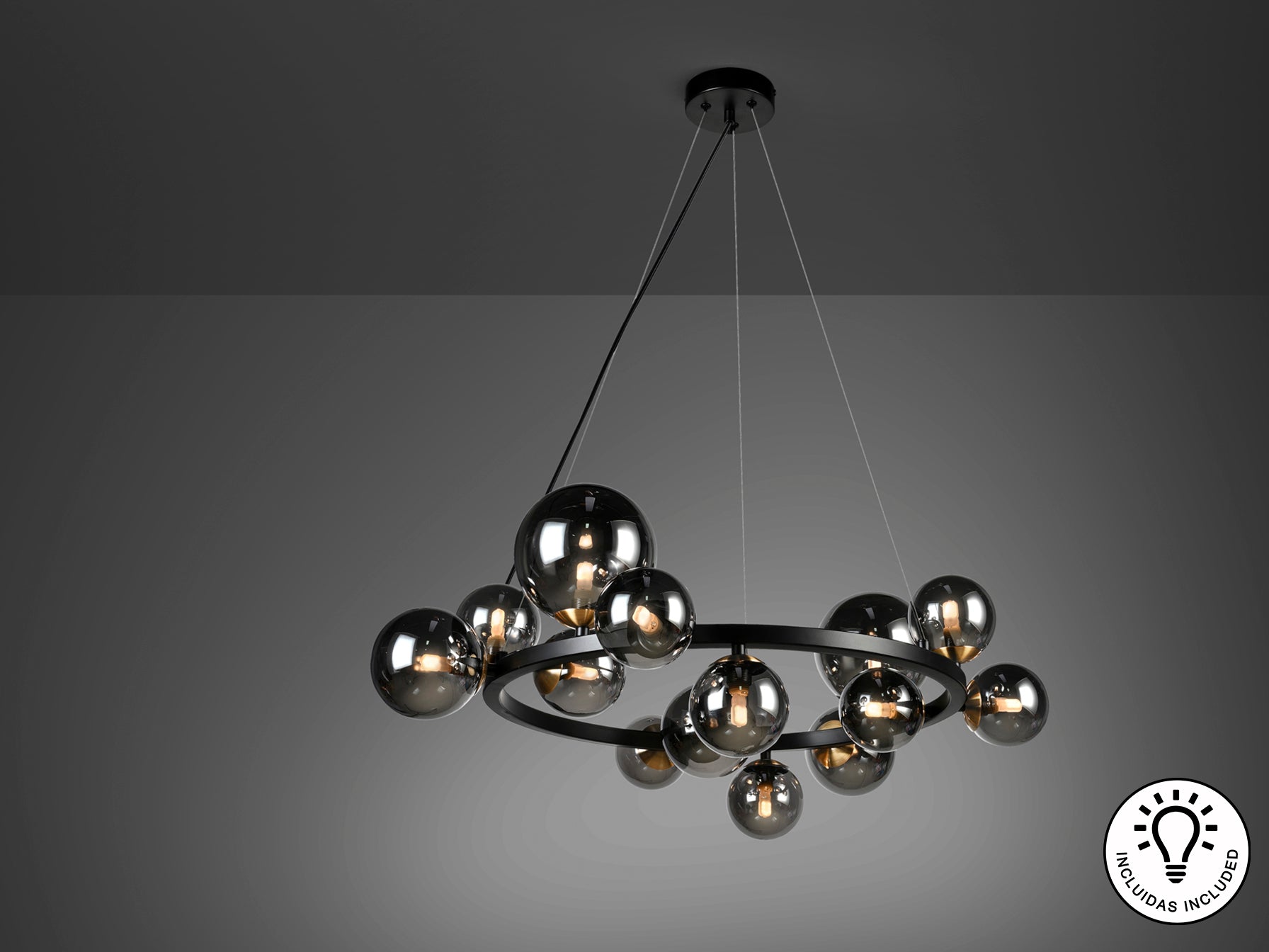 Lámpara de techo Astros negro y gris de Schuller en comedor moderno con cristal espejado y metal. Ideal para salón. Modelo 329613.