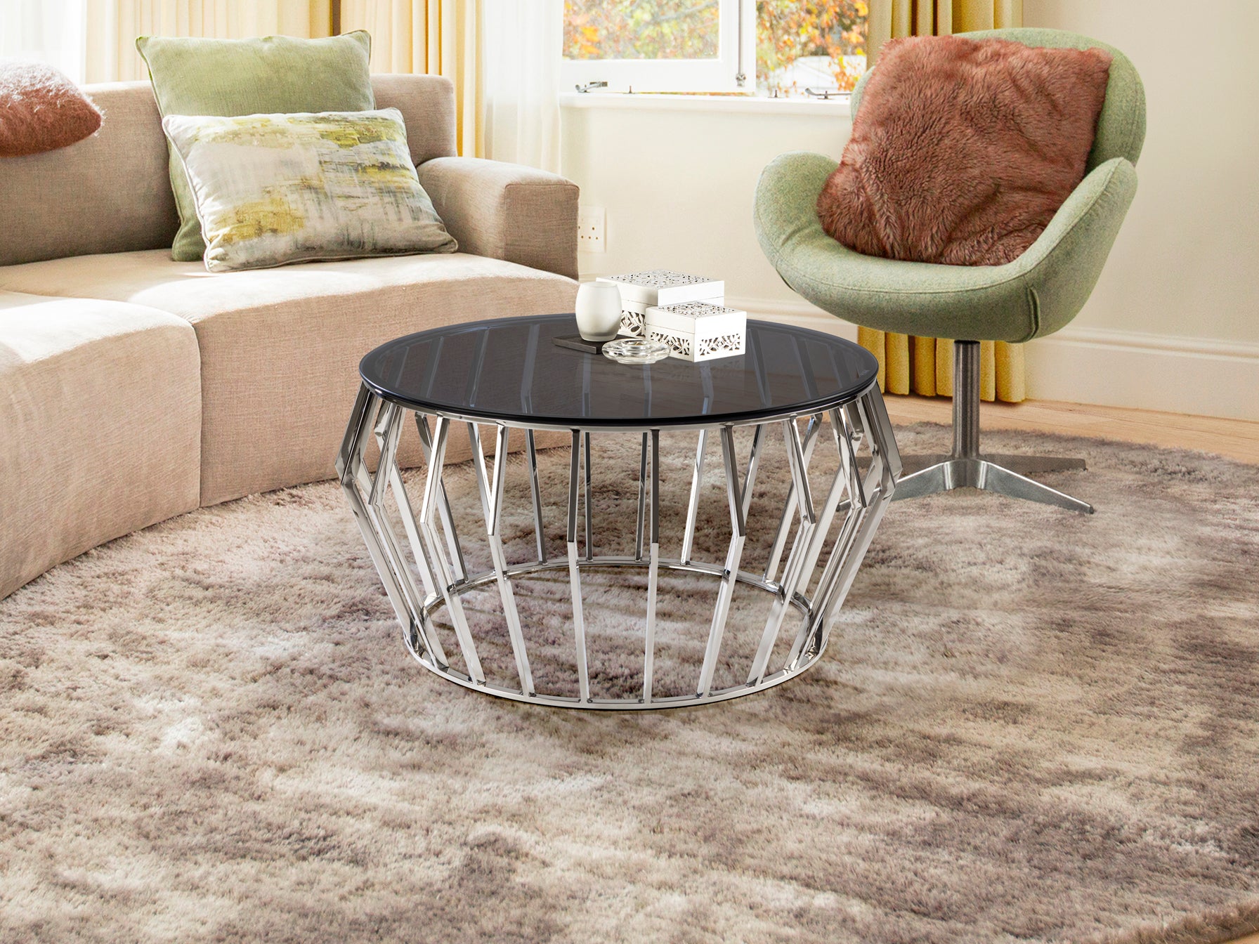 Mesa de centro Ciros pulido brillo de Schuller en salón con diseño moderno, cristal smoke y acero inoxidable, ideal para decoración.