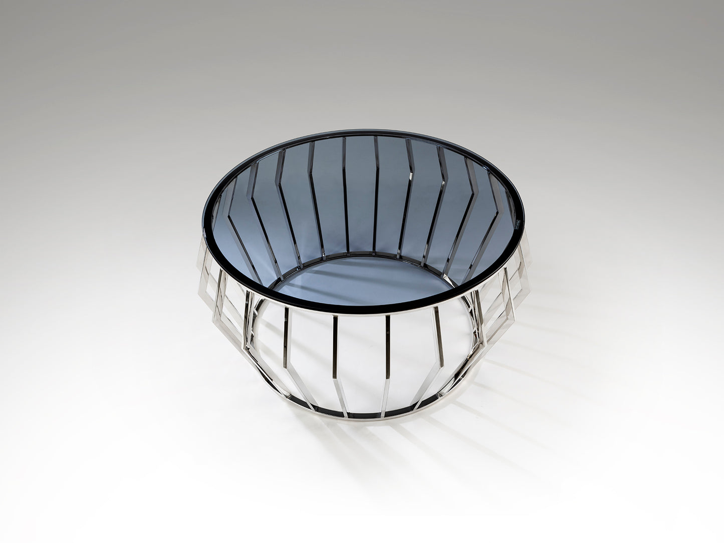 Mesa de centro Ciros pulido brillo con cristal Smoke y diseño moderno de Schuller, fabricada en acero inoxidable, ideal para salones contemporáneos.