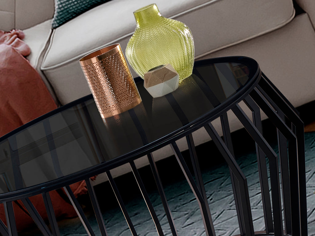 Mesa de centro Ciros negra mate de estilo industrial con tapa de cristal smoke, ideal para salones modernos. Producto de Schuller (335522).