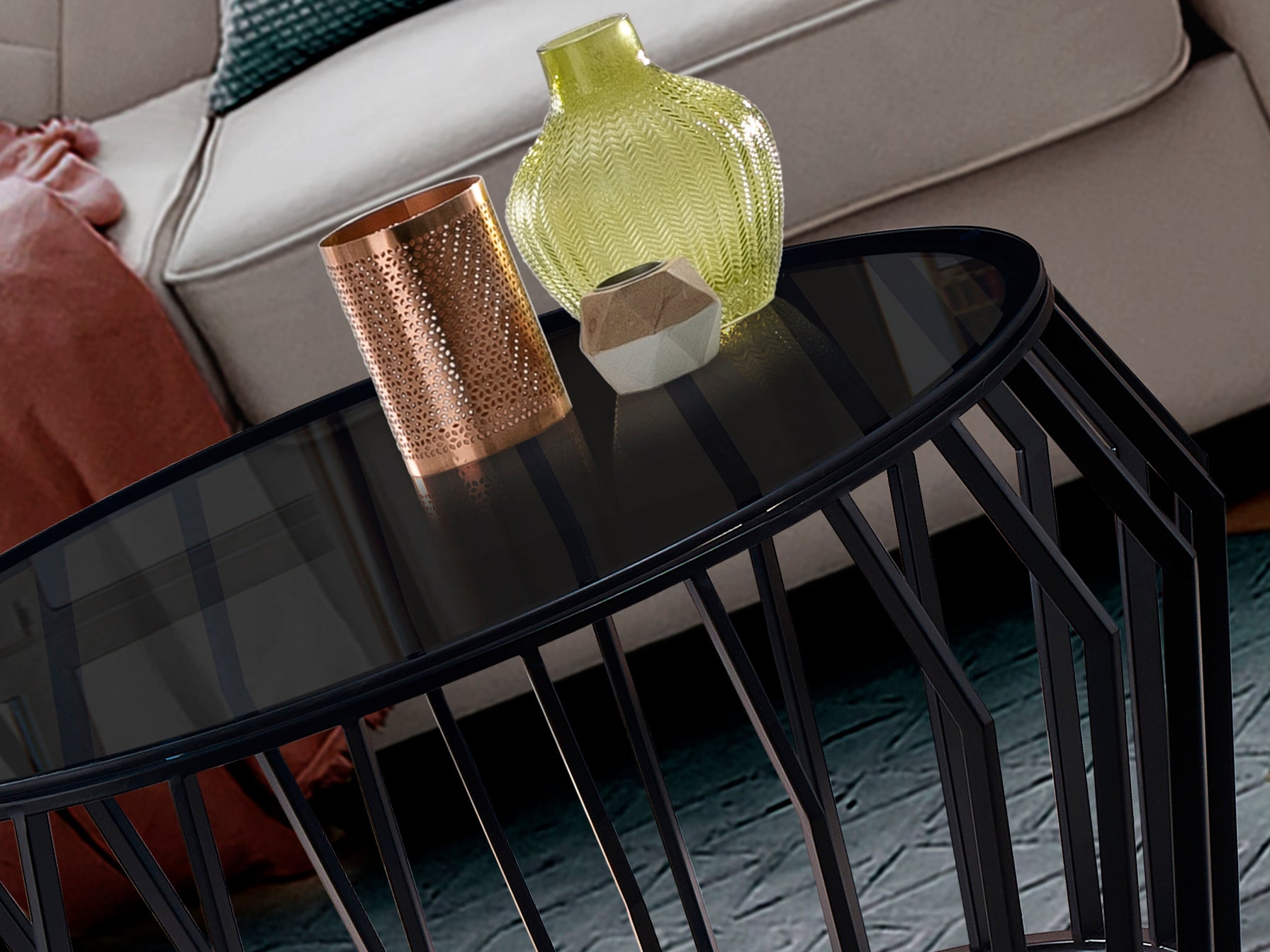 Mesa de centro Ciros negra mate de estilo industrial con tapa de cristal smoke, ideal para salones modernos. Producto de Schuller (335522).