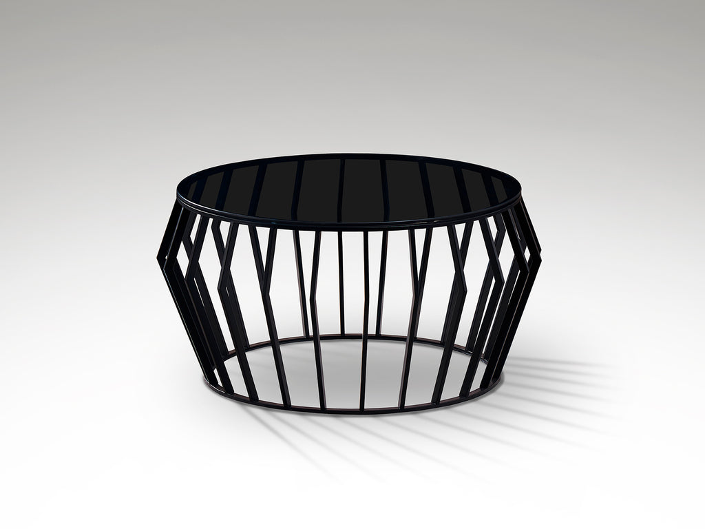 Mesa de centro Ciros negra mate de estilo industrial con tapa de cristal smoke, ideal para salones modernos. Marca Schuller.