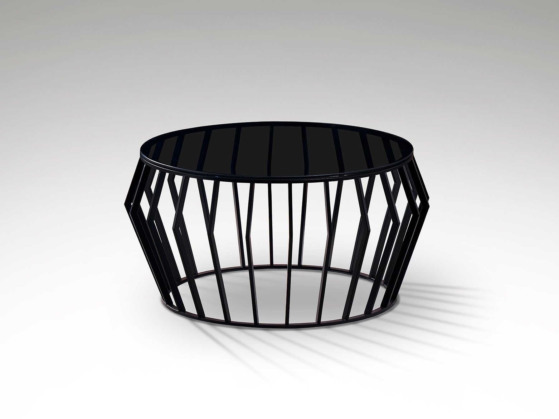 Mesa de centro Ciros negra mate de estilo industrial con tapa de cristal smoke, ideal para salones modernos. Marca Schuller.