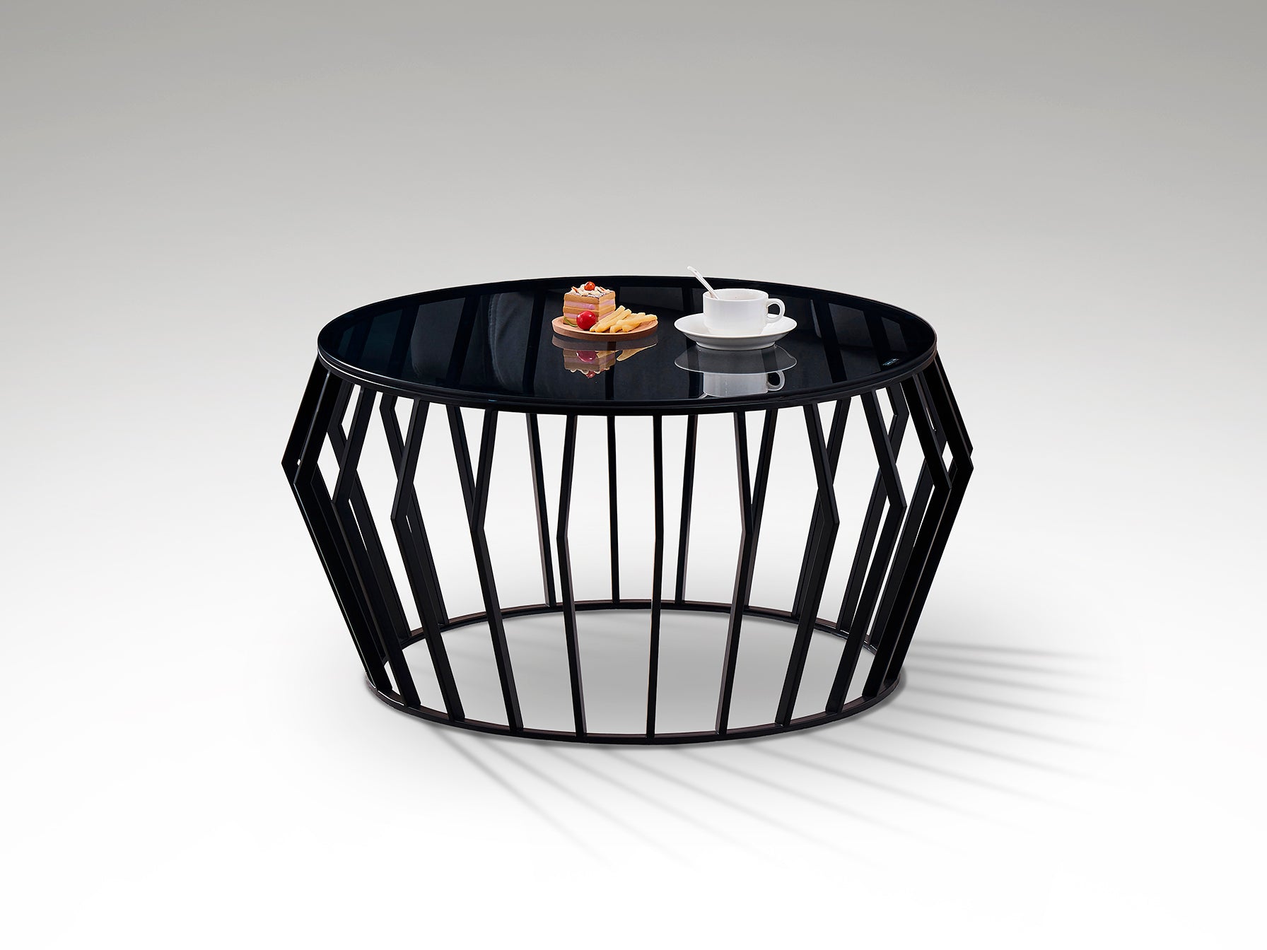 Mesa de centro Ciros negra mate de Schuller en salón moderno con cristal smoke y diseño industrial.