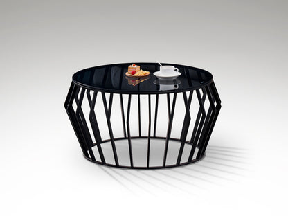 Mesa de centro Ciros negra mate de Schuller en salón moderno con cristal smoke y diseño industrial.