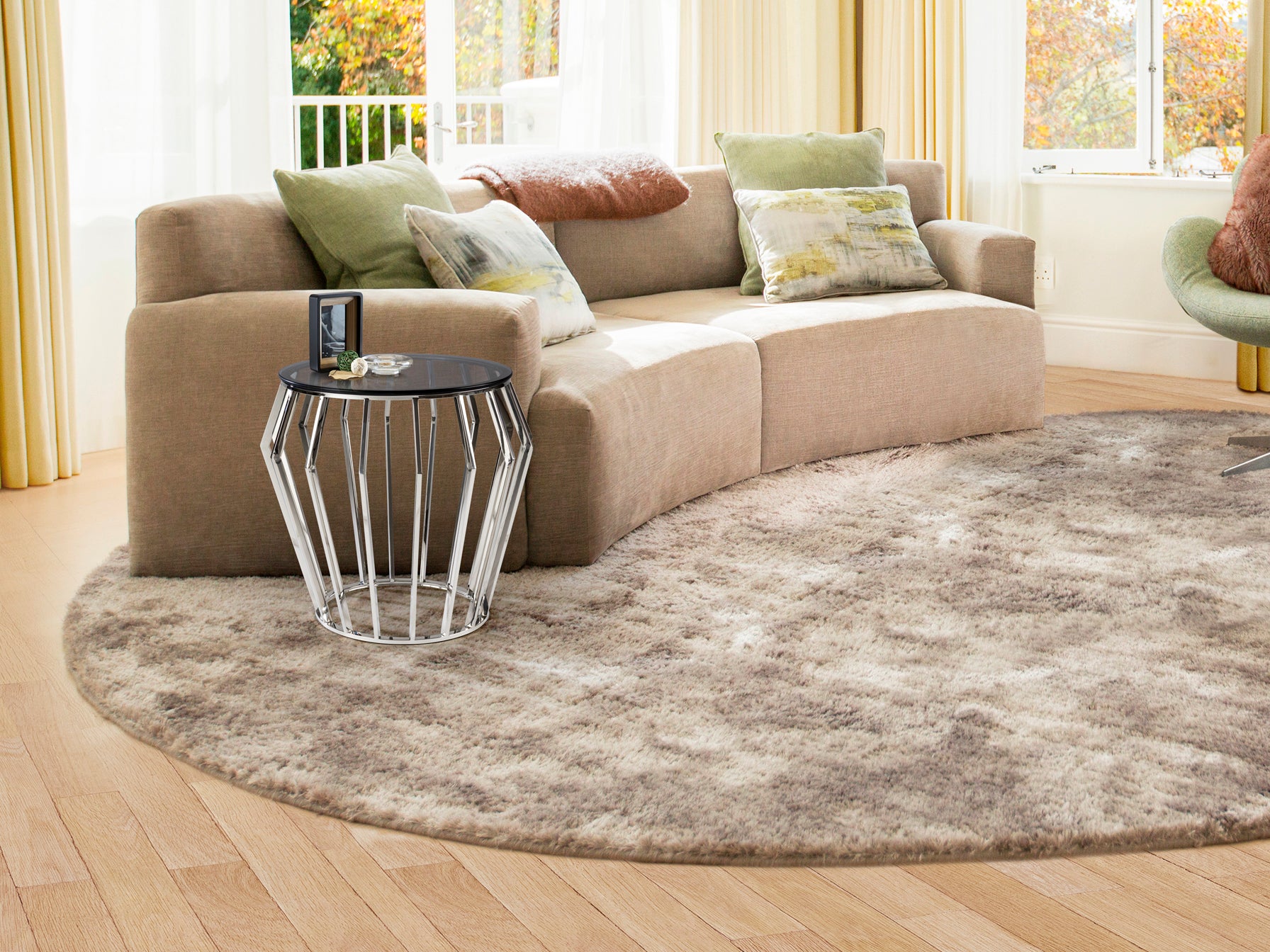 Mesa velador Ciros de acero brillo Schuller en dormitorio moderno, con cristal smoke y diseño minimalista. Ideal como mesa auxiliar en salón.