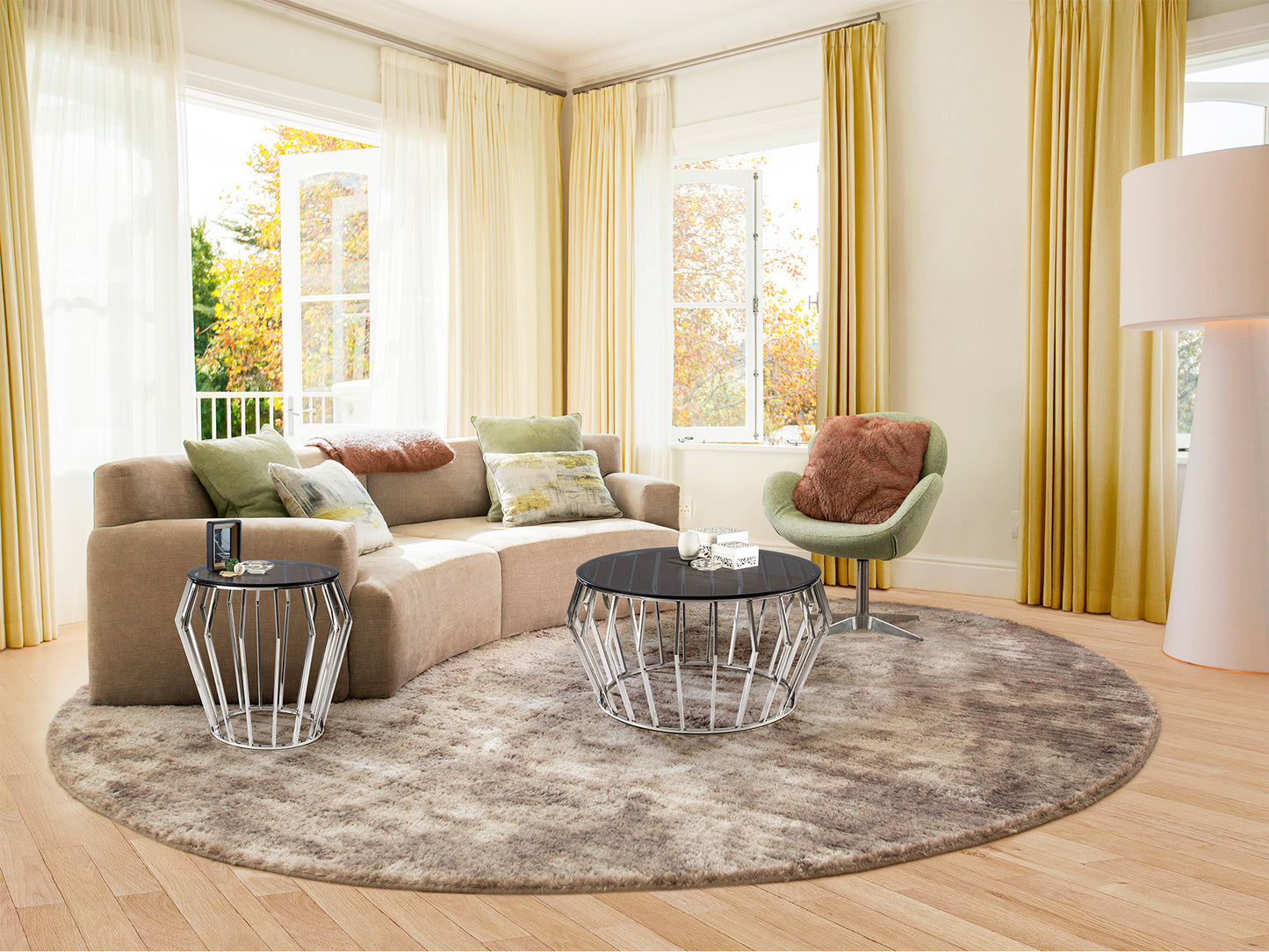 Mesa velador Ciros de acero brillo con tapa de cristal smoke, ideal para dormitorio o salón. Diseño minimalista y moderno de Schuller.