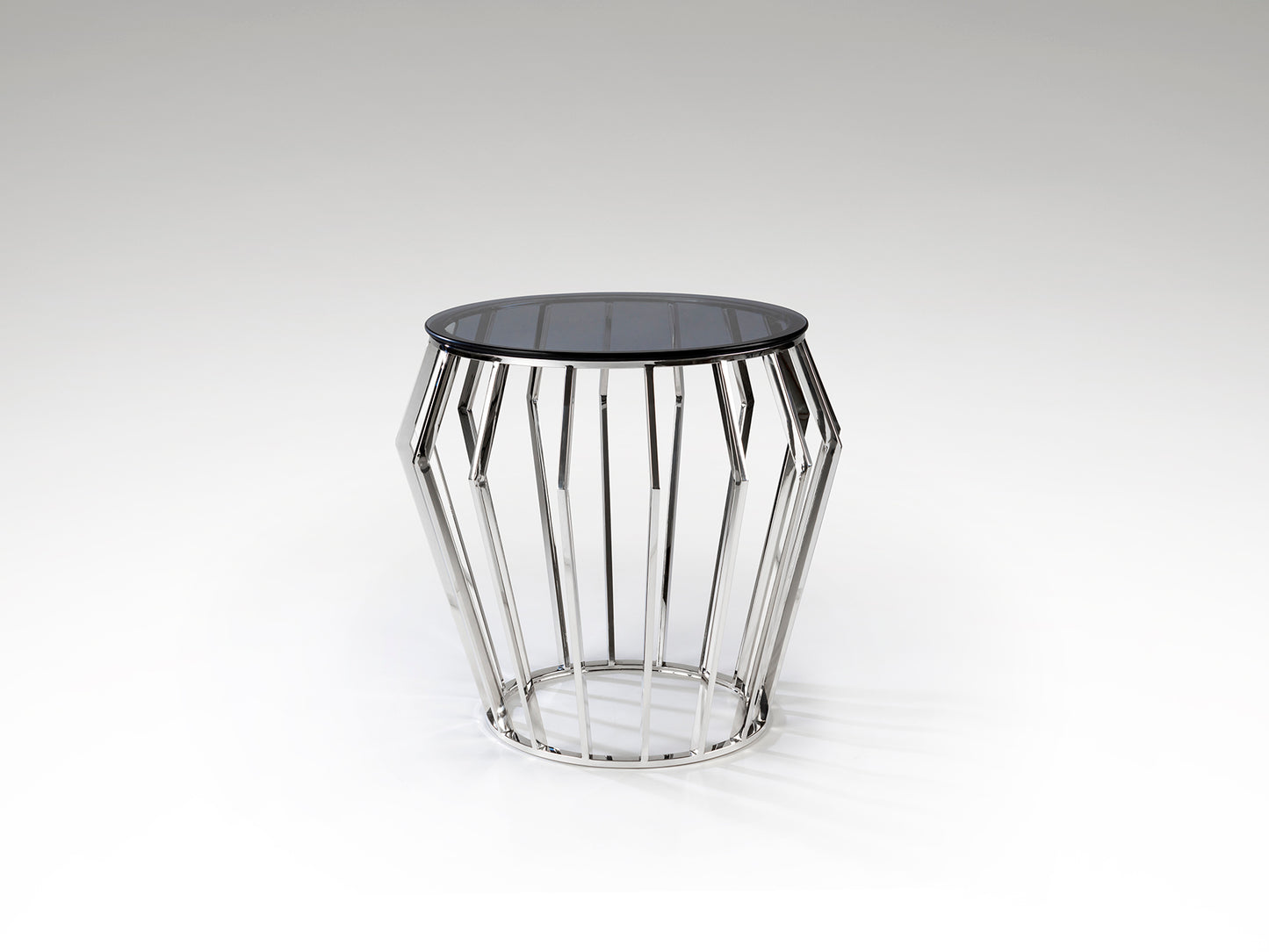 Mesa velador Ciros de acero brillo con cubierta de cristal smoke, ideal para dormitorio o salón. Diseño moderno y minimalista de Schuller (336710).