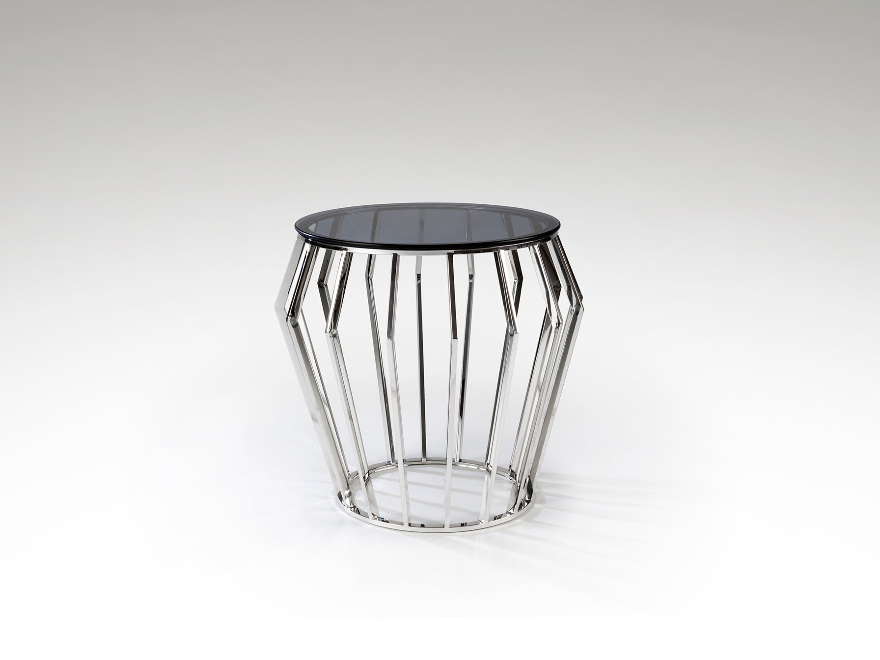 Mesa velador Ciros de acero brillo con cubierta de cristal smoke, ideal para dormitorio o salón. Diseño moderno y minimalista de Schuller (336710).