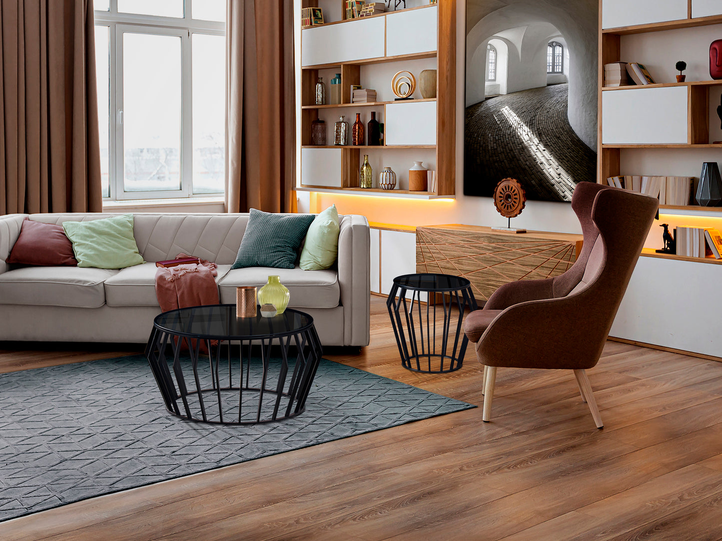 Velador Ciros negro mate con cristal smoke de Schuller en salón moderno. Mesa auxiliar de metal con diseño elegante.