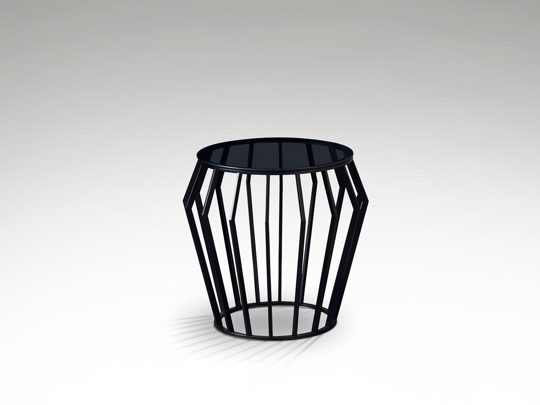 Velador Ciros negro mate con cristal smoke de Schuller. Diseño moderno de metal para salón y mesa auxiliar. Modelo 336727.