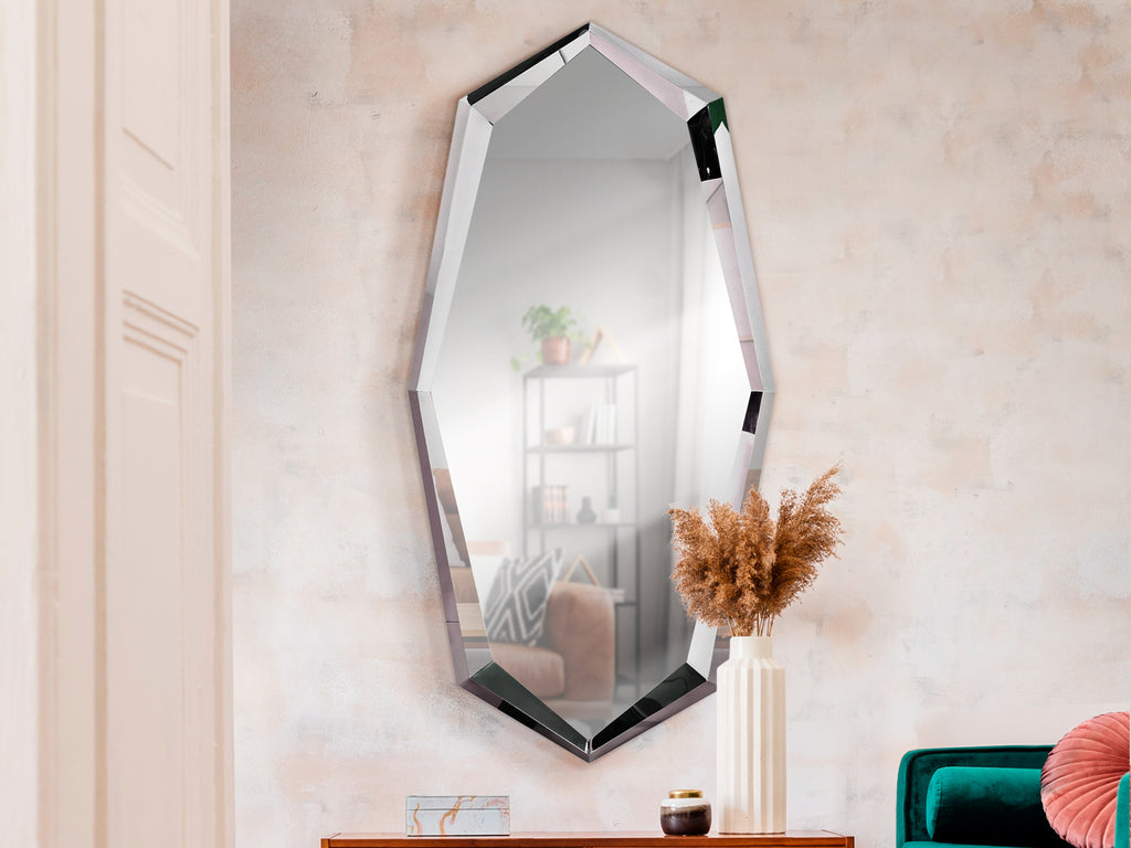Espejo de pared London de acero pulido Schuller en dormitorio moderno con diseño elegante y cristal reflectante.