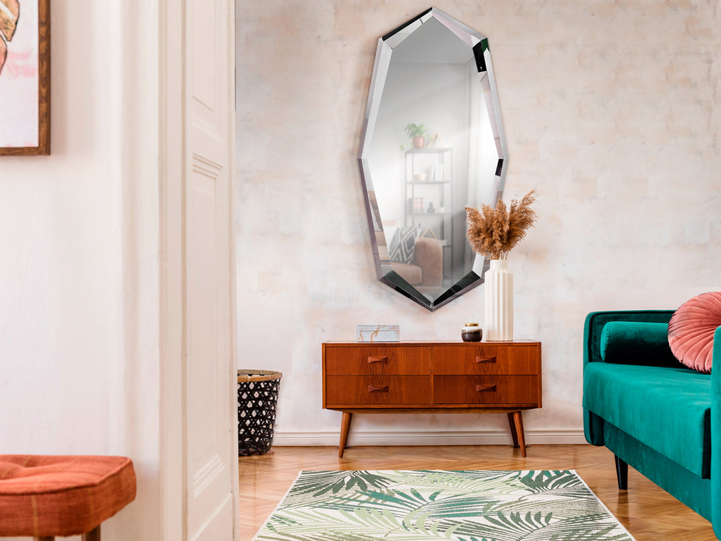 Espejo de pared London de acero pulido Schuller en salón moderno con diseño de cristal, ideal para dormitorio o recibidor.