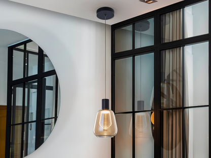 Lámpara colgante Carisa negro y ámbar de Schuller (341017) en comedor moderno, con diseño de cristal y metal, iluminación LED regulable en altura para salón.