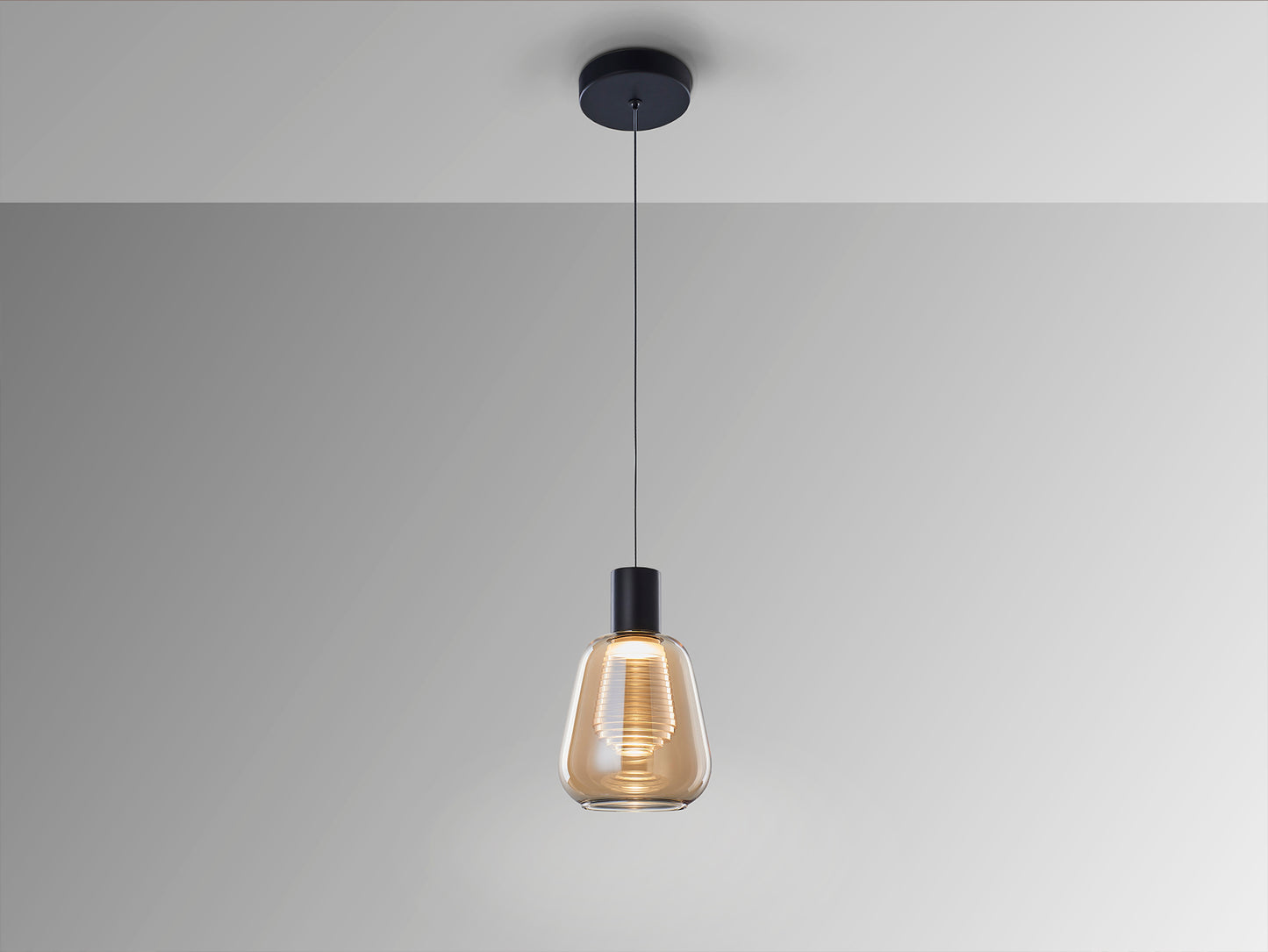 Lámpara colgante Carisa negro y ámbar de Schuller (341017) iluminando un comedor moderno, con diseño en cristal y metal, tecnología LED, regulable en altura, ideal para salón.