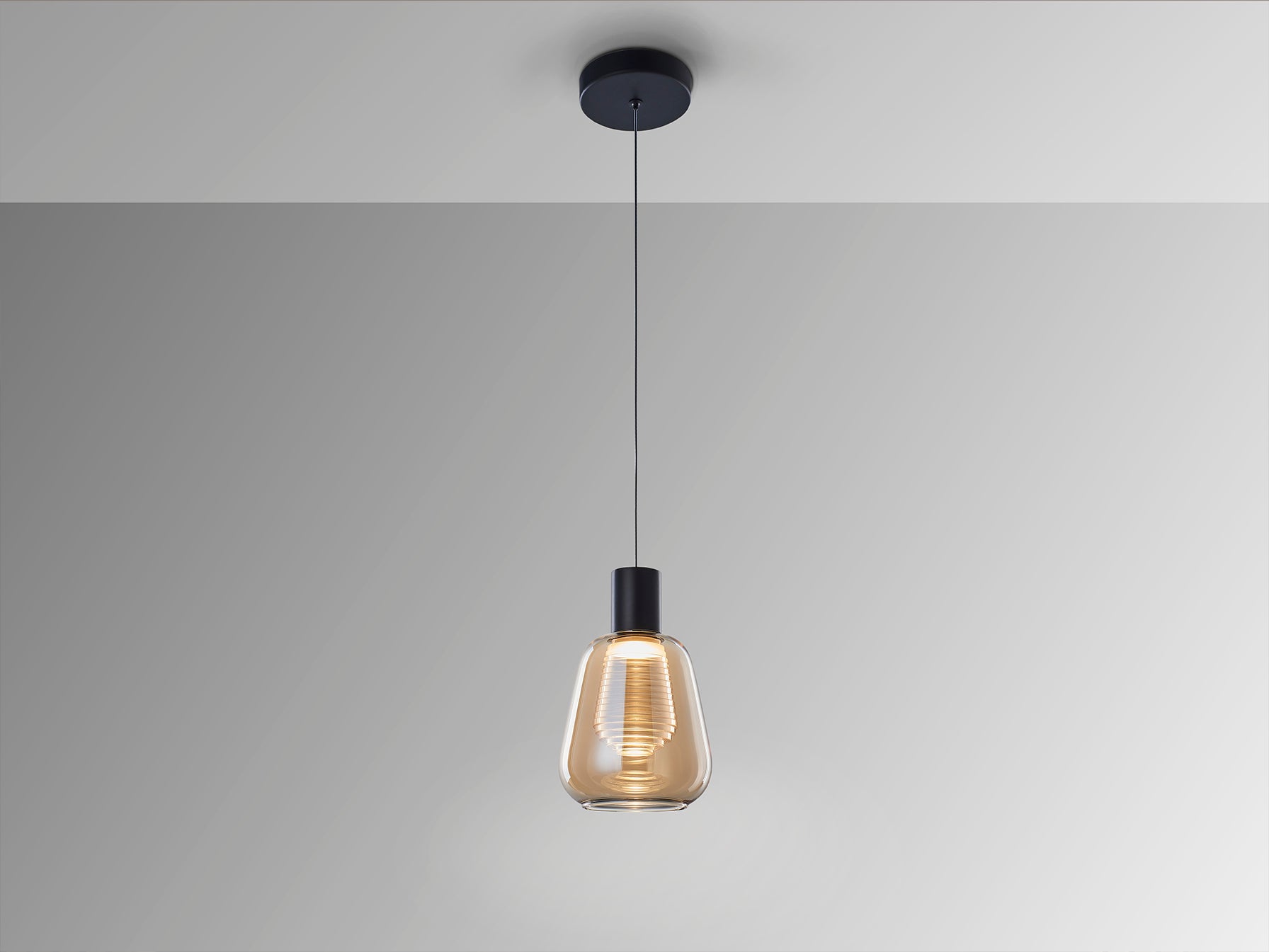 Lámpara colgante Carisa negro y ámbar de Schuller (341017) iluminando un comedor moderno, con diseño en cristal y metal, tecnología LED, regulable en altura, ideal para salón.