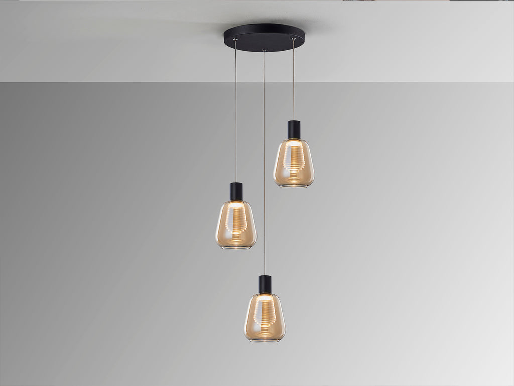 Lámpara de techo Carisa 3 luces negro y ámbar de Schuller (341039) con diseño moderno, LED y cristal, regulable en altura, ideal para iluminación elegante y decorativa.